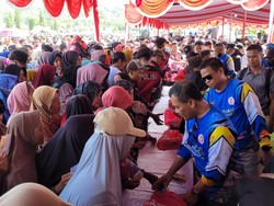 Peringati Hari Bhayangkara, Kapolda Jateng Bagi Bansos di Kesugihan Cilacap