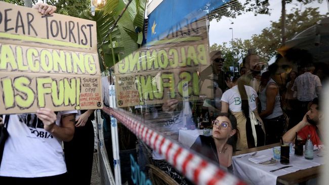 Warga lokal Barcelona 'mengusir' turis via grafiti dan dibalas oleh turis dengan mengejek sindiran-sindiran itu via media sosial.