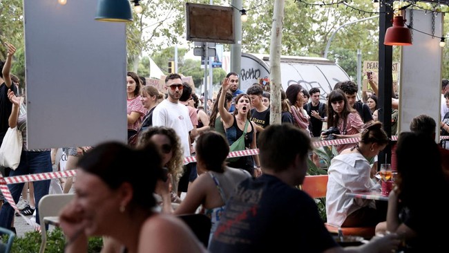 FOTO: Kala Warga 'Usir' Turis dari Barcelona