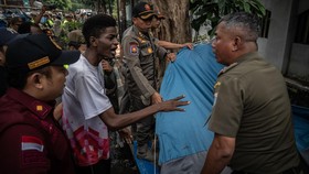 FOTO: Hasyim Asy'ari Dipecat hingga Tolak Dekan FK Unair Dicopot