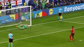 Pickford Pakai Contekan Botol Minum Lagi, Sukses Tepis Penalti Swiss