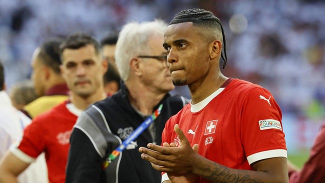Bek Swiss Manuel Akanji menahan tangis setelah sepakan penaltinya digagalkan Jordan Pickford dalam duel melawan Inggris di babak perempat final Euro 2024.