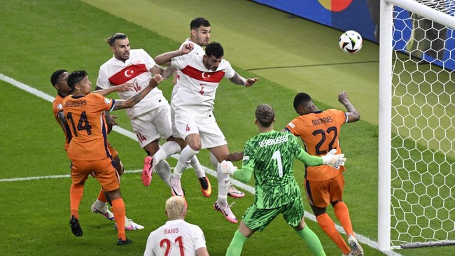 Belanda tertinggal dari Turki pada babak pertama laga perempat final Euro 2024 di Olympiastadion, Jerman, Minggu (7/7) dini hari WIB.