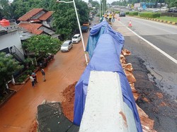 Detik-detik Tebing Jalan Tol di Bintaro Longsor Diungkap Warga