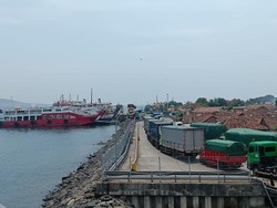 Jumlah Kendaraan Logistik di Pelabuhan Ketapang Mulai Naik Jelang Nataru