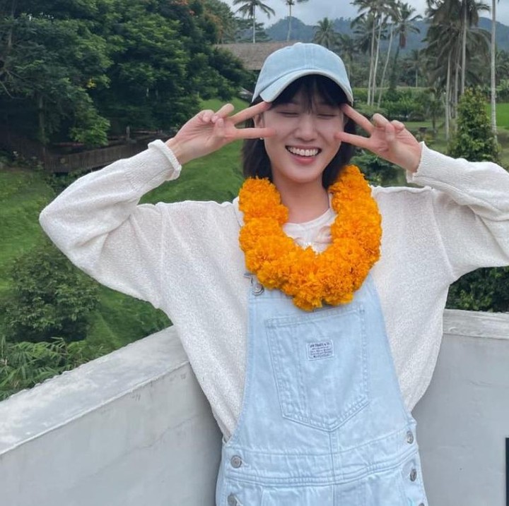 <p>Aktris cantik Park Eun Bin baru saja berkunjung ke Bali bulan Juni lalu, Bunda. Bintang drama <em>Attorney Woo</em> ini membagikan kesenangannya ketika berkunjung di beberapa wisata dengan balutan <em>casual jeans jumpsuit</em> yang lucu. (Foto: Instagram @eunbining0904)</p>