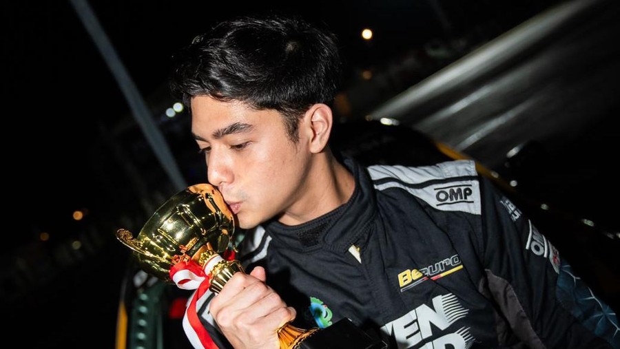 Al Ghazali & Seven Speed Motorsport Al Ghazali naik podium ketiga dalam balapan debut bareng Seven Speed Motorsport di D1GP, Sabtu-Minggu (6-7 Juli).