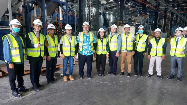 Asian Development Bank (ADB) melakukan kunjungan kerja ke fasilitas baru pabrik daur ulang rPET milik PT ALBA Tridi Plastics Recycling Indonesia di Kendal.