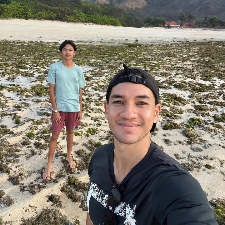 <p>Andrew White memiliki seorang putra dari pernikahannya dengan Nana Mirdad. Dia adalah Jason Deandra White, Bunda. (Foto: Instagram @andrew.white._)</p>