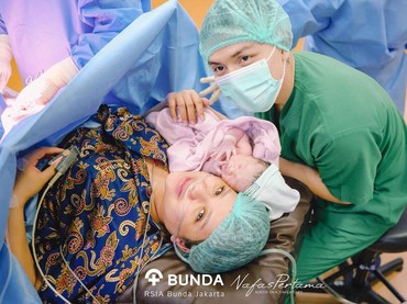 img-title 7 Momen Haru Perjuangan Anggi Marito Lahirkan Anak Pertama Didampingi Suami Pilot