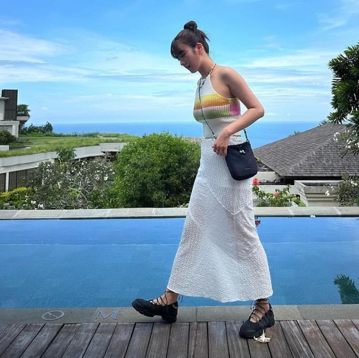 <p>Anggota idola dari grup APINK, yaitu Bomi juga ikut membagikan momennya di Bali. Idola ini membagikan potret cantiknya dalam paduan <em>outfit</em> santai bercorak cerah. Warna ini sangat senada dengan potret alam di belakang. (Foto: Instagram @__yoonbomi__)</p>