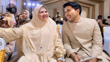 img-title Haji 2 Bulan, 7 Momen Thariq Halilintar Sungkem Mamah Dedeh di Acara Tedak Siten Azura