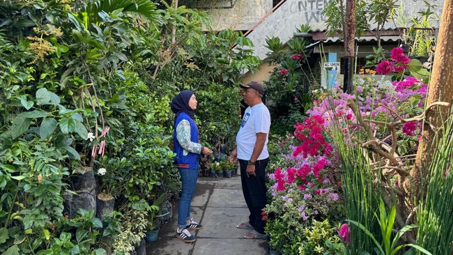 BRI melalui program Klaterkuhidupku membantu para pedagang Klaster Bunga Bratang membuat lokasi berjualan yang nyaman dan menguntungkan.
