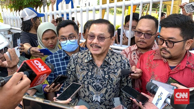 Prof Bus mengaku lega setelah kembali dipercaya menjabat sebagai Dekan FK Unair setelah sempat dicopot beberapa waktu lalu.