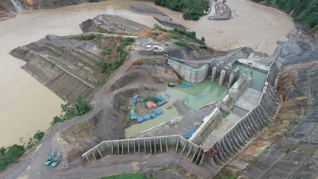 kapasitas terowongan pengelak & tinggi temporary cofferdam di Bendungan Way Apu memang dirancang untuk menahan banjir, tapi debit air hujan melampaui kapasitas.