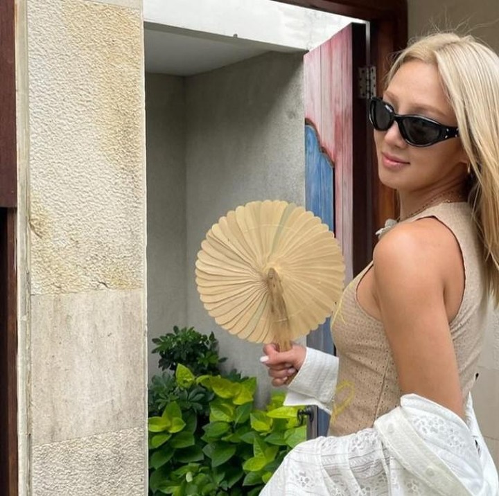 <p>Hyoyeon SNSD sering mengunjungi Bali, bahkan penggemar menduga idol ini tinggal di Bali. Di tengah cuaca panas yang terik di Bali, ide <em>outfit</em> seperti potret Hyoyeon ini layak Bunda jadikan referensi di waktu nanti, lho.(Foto: Instagram @hyoyeon_x_x)</p>