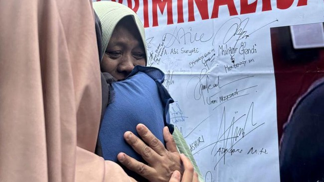 Ibu Pegi Setiawan, Kartini, menyatakan vonis pengadil praperadilan telah menegaskan bahwa anaknya memang tidak bersalah dalam kasus pembunuhan Vina.