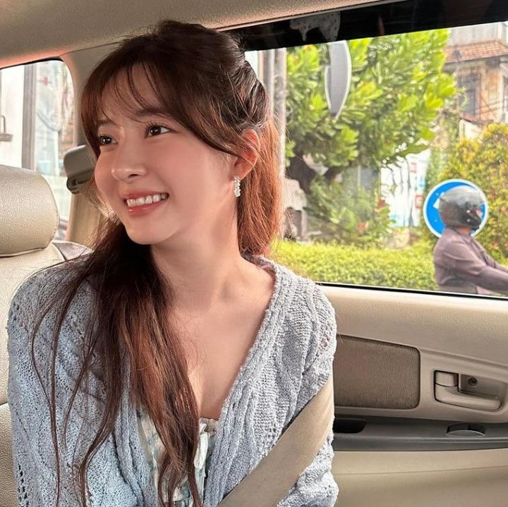 <p>Jo Soo Min, aktris yang pernah berperan dalam drama fenomenal <em>The Penthouse</em> juga enggak ketinggalan berbagi potret dirinya di Bali. Aktris kelahiran 1999 ini tampil anggun dengan balutan <em>knitwear</em> warna <em>baby blue</em>. (Foto: Instagram @soominn_jo)</p>
