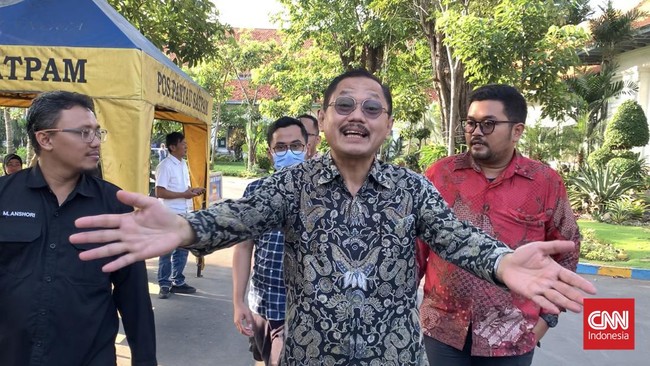 Budi Santoso mengatakan SK pemecatan sudah diteken Rektor Unair M Nasih, namun di dalamnya tak dimuat penjelasan nan mendasari pencopotan kedudukan Dekan FK.