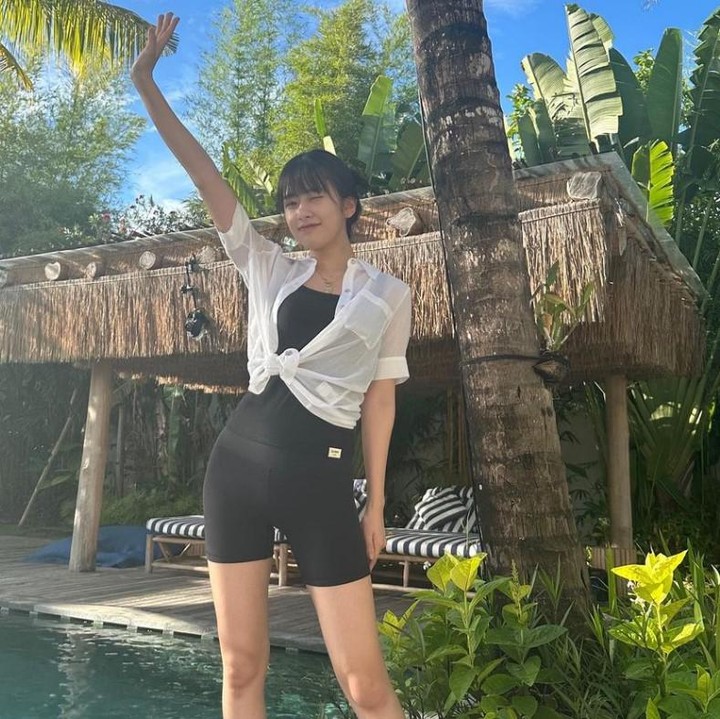 <p>Kemudian ada salah satu <em>member</em> IVE, An Yujin. Idol yang menjabat sebagai <em>leader grup</em> ini berpose dengan <em>swimsuit</em> hitam dan kemeja putih tipis. Meskipun terlihat sederhana, kesan <em>mix and match</em> ini cukup terkesan elegan, ya. (Foto: Instagram @_yujin_an)</p>