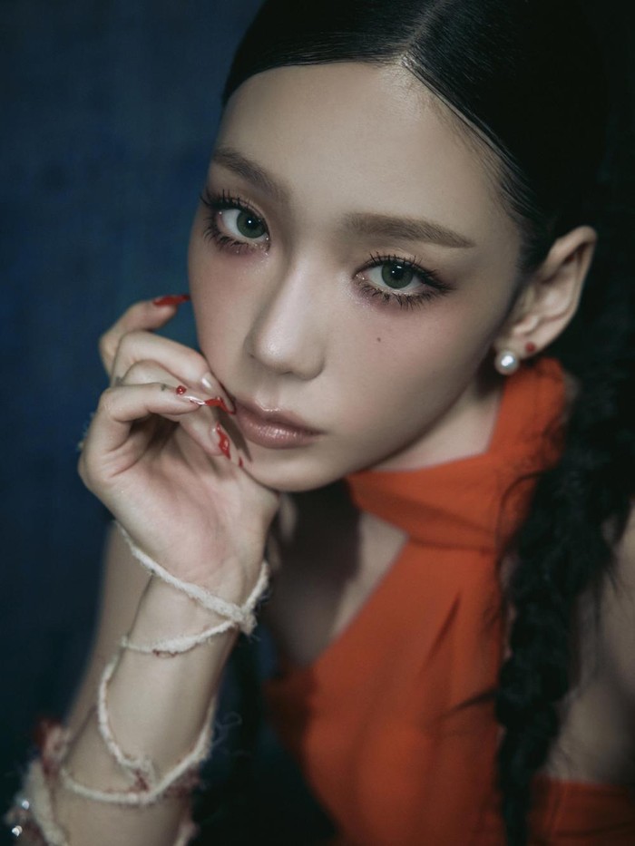 Konsep comeback-nya kali ini mengusung tema dark, terlihat dalam music videonya yang gloomy dan misterius. Menjadikan konsepnya kali ini berbeda dari konsep musim panas sebelum-sebelumnya./ Foto: x.com/TAEYEONsmtown