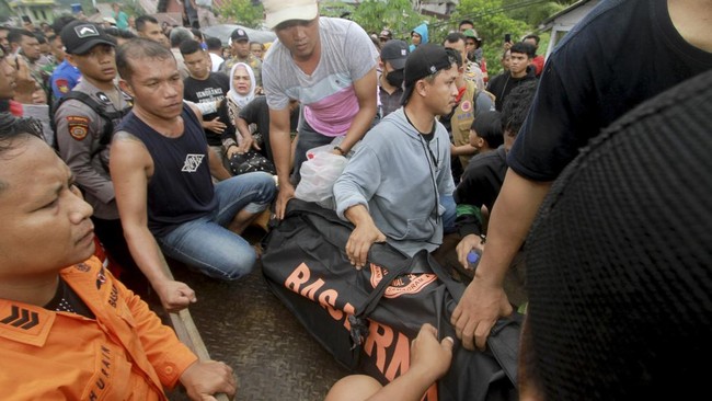 Data tim SAR campuran menyebut korban meninggal bumi 26 orang, korban lenyap 21 orang, korban selamat 269 orang.