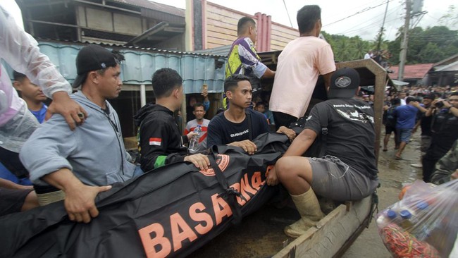 Tim SAR disebut butuh waktu hingga lima jam ke letak longsor Gorontalo akibat terkendala aspek cuaca.