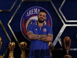 Usai Nirbobol 3 Laga, Kiper Arema Kini Bidik Persebaya