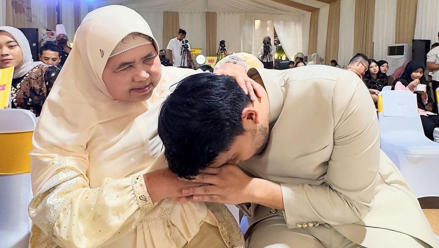 Mamah Dedeh dan Thariq Halilintar Mamah Dedeh dan Thariq Halilintar