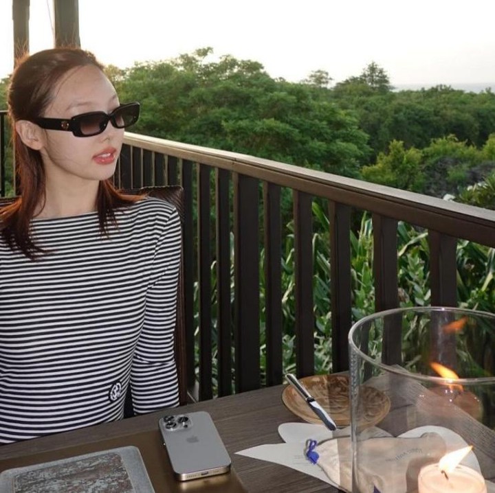 <p><em>Outfit basic</em> dari kaus lengan panjang bermotif <em>striped</em> adalah pilihan Nayeon TWICE ketika ingin makan malam di Bali, Bunda. Tak lupa dengan kacamata hitam untuk menambah nilai kecantikan paripurna penyanyi satu ini. (Foto: Instagram @nayeonyny)</p>