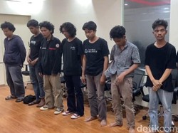 Polisi Luka Dibanting Pendemo di Depan Unismuh Makassar, 8 Orang Ditangkap