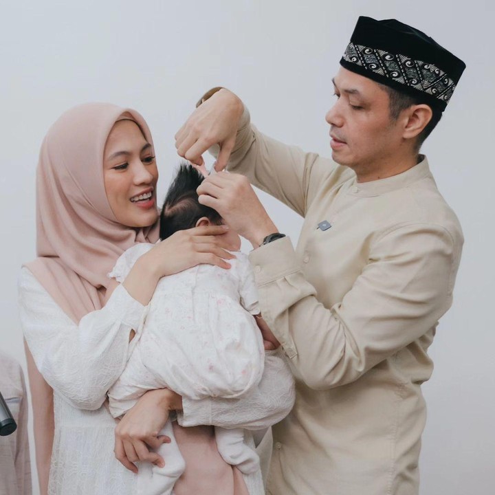 <p>Belum lama ini, Icha dan Dude baru mengadakan acara akikah untuk sang putri. Icha dan keluarga kompak mengenakan pakaian serba putih dan krem. (Foto: Instagram: @ichasoebandono)</p>