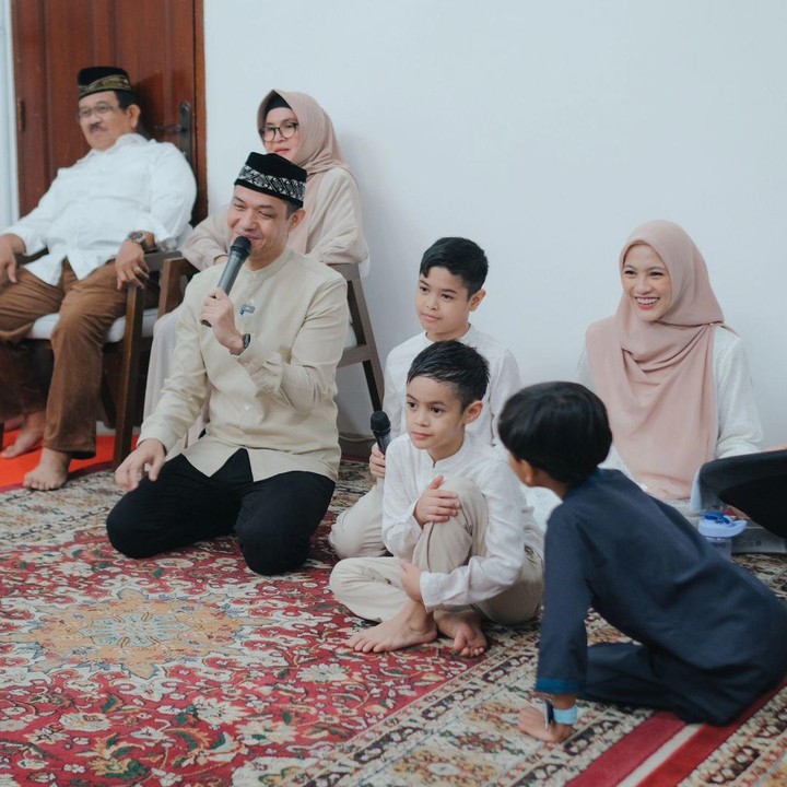 <p>Banyak netizen yang berbahagia dengan lengkapnya keluarga Icha dan Dude, Bunda. Tidak sedikit yang mendoakan agar Lia, Rendra, dan Malik, tumbuh menjadi anak yang salih dan salihah. (Foto: Instagram: @ichasoebandono)</p>