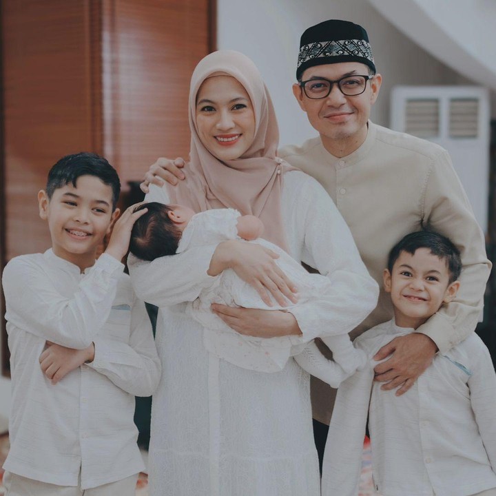 <p>"Semoga menjadi anak yang salih dan salihah," doa seorang netizen dengan emotikon hati. "Semoga sehat selalu sekeluarga ya Bunda. Dan <em>samawa</em> <em>till</em> <em>jannah</em>," ungkap netizen lainnya. (Foto: Instagram: @ichasoebandono)</p>