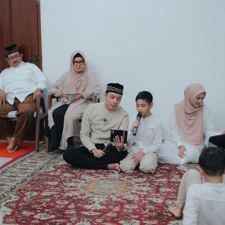 <p>"<em>MasyaAllah Tabarakallah</em>. <em>Alhamdulillah</em>, akikah untuk putri kami telah dilaksanakan. Semoga seluruh doa yang kami panjatkan dijabah oleh Allah <em>Azza wa Jalla</em>. Terima kasih juga yah untuk doa baik dan semua harapan yang dipanjatkan untuk Aulia serta Rendra dan Malik selama ini," tulis perempuan 32 tahun ini. (Foto: Instagram: @ichasoebandono)</p>