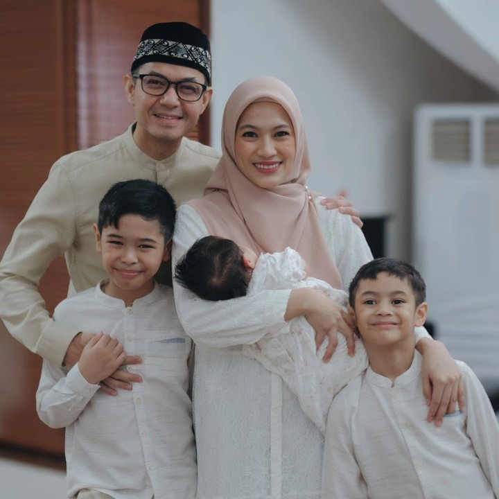 <p>Beberapa waktu lalu, perempuan yang akrab disapa Icha ini baru saja melahirkan anak ketiganya yang berjenis kelamin perempuan. Sang putri pun diberi nama Aisyah Aulia Putri Harlino. (Foto: Instagram: @ichasoebandono)</p>