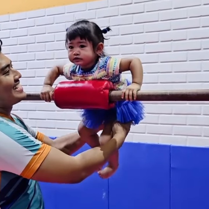 <p>"Tadinya mau khawatir anak sekolah gimana ya enggak ada Ibunya. Jeng jeng, lihat video ini, enggak jadi khawatir deh. Moana mulai tahu, hidup ini keras," tulis Ricis seraya menyisipkan emotikon tertawa. (Foto: Instagram: @riaricis1795)</p>