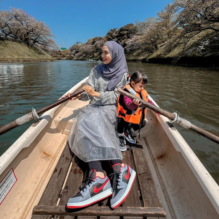 <p>Ria Ricis juga pernah mengunggah sebuah foto bersama Moana kala berlibur dan menaiki perahu, nih. Dengan senang hati, Moana bersedia membantu sang Bunda untuk mendayungnya. (Foto: Instagram: @riaricis1795)</p>