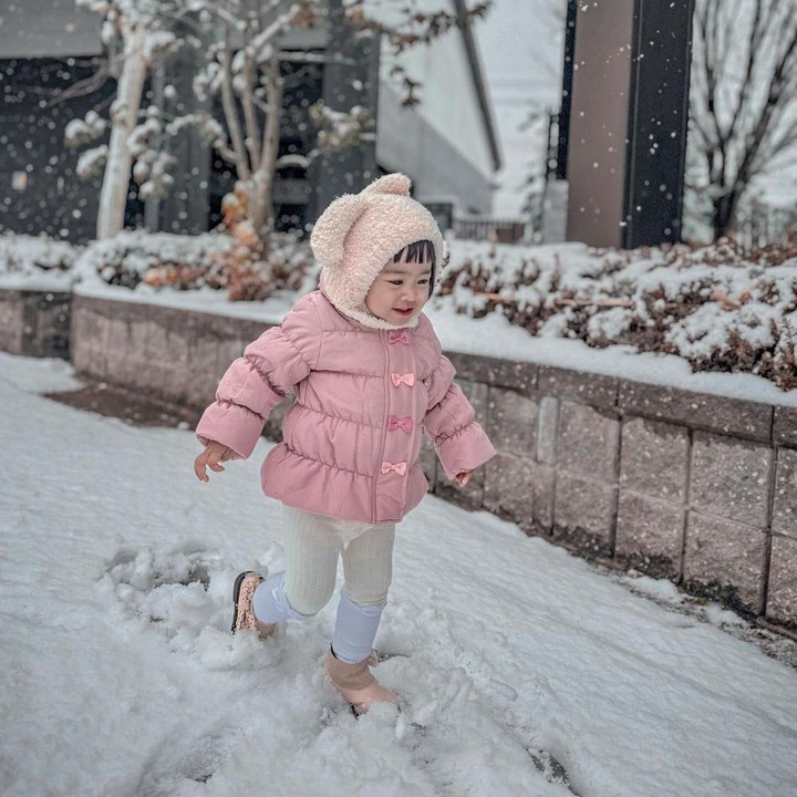 <p>Pada bulan Februari lalu, Moana ikut sang Bunda untuk berlibur ke negara Jepang, nih. Ia juga sangat bersenang-senang kala bermain dengan salju. Gemas, ya! (Foto: Instagram: @riaricis1795)</p>