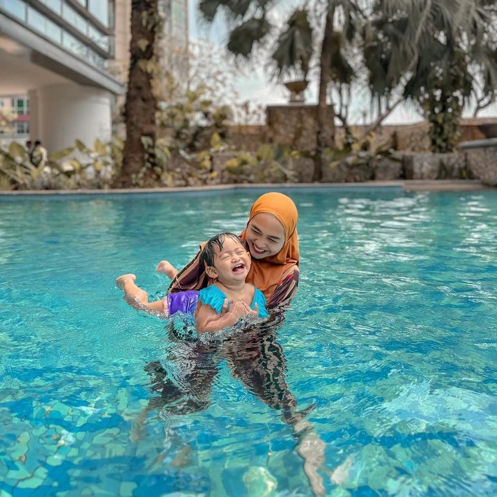 <p>Menilik dari laman Instagram Ria Ricis, Moana kerap terlihat aktif melakukan olahraga <em>gymnastic</em>. Ia juga suka bermain di air seperti sang Bunda. (Foto: Instagram: @riaricis1795)</p>