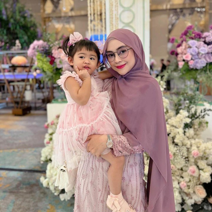 <p>Kegiatan Moana turut dibagikan Ricis pada laman Instagram pribadinya. Ricis kerap membagikan aktivitas Moana mulai dari berkuda hingga ikut kelas gymnastic. (Foto: Instagram: @riaricis1795)</p>