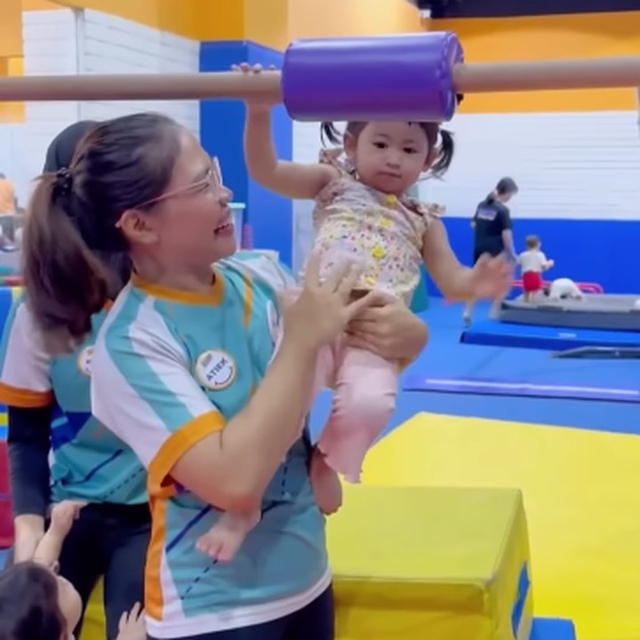 <p>Diketahui, Moana juga mengikuti kelas <em>gymnastic</em> nih, Bunda. Moana tidak takut untuk mencoba berbagai arena dan siap dijadikan contoh untuk anak-anak lainnya. (Foto: Instagram: @riaricis1795)</p>