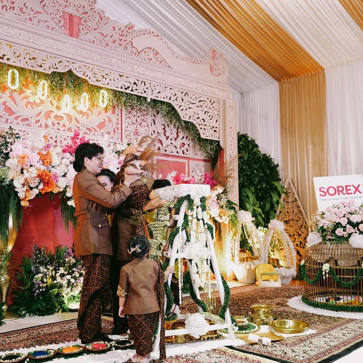 <p>Azura juga melakukan prosesi injak tanah nih, Bunda. Ini adalah tradisi sebuah penghormatan kepada bumi di mana tempatnya belajar menginjakkan kaki. (Foto: Instagram: @attahalilintar)</p>