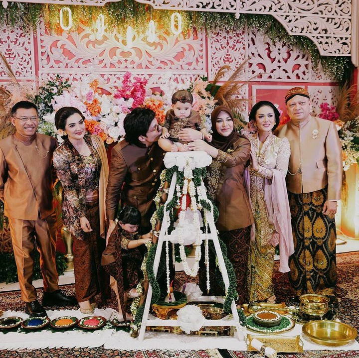 <p>"Jadi anak yang salihah, pintar, jadi kebanggaan orang tua semuanya terutama <em>onty-onty online</em> ya Adik Azura," ungkap seorang netizen dengan emotikon hati. "<em>MasyaAllah</em>. Tetap sehat dan tambah cantik cucu <em>online</em> emak-emak Indonesia," kata netizen lainnya. (Foto: Instagram: @attahalilintar)</p>