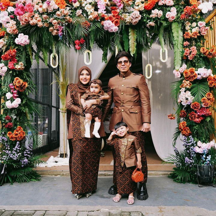 <p>Atta dan keluarga dengan kompak mengenakan pakaian batik serba cokelat nih, Bunda. Sosok putri sulungnya, Ameena, turut menarik perhatian karena membawa tas mini warna senada. (Foto: Instagram: @attahalilintar)</p>