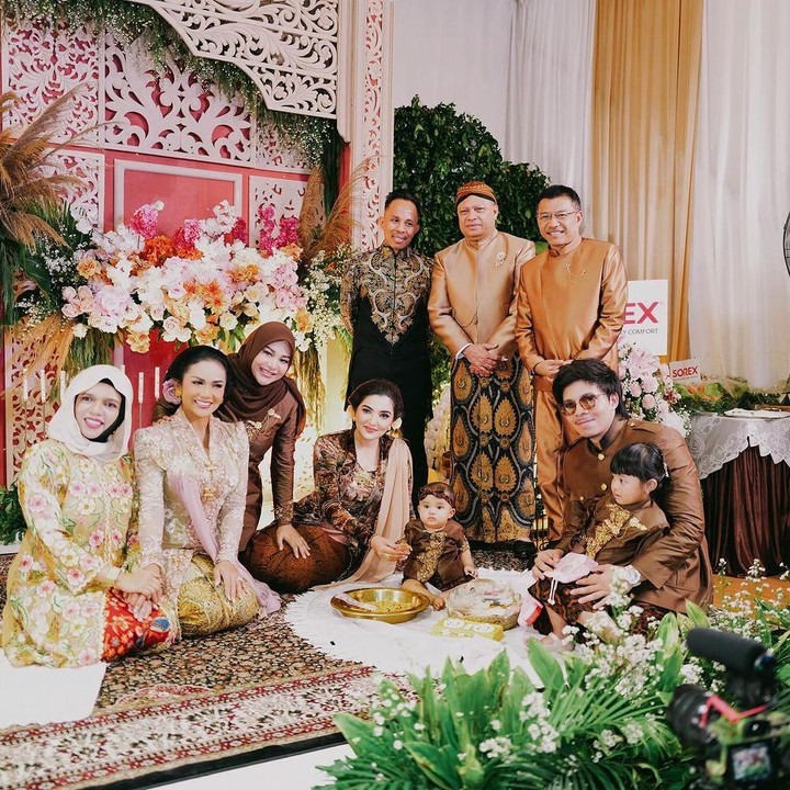 <p>Atta Halilintar dan Aurel Hermansyah baru saja mengadakan prosesi tedak siten untuk sang putri bungsu, Azura Humaira Atta. Acara digelar dengan sangat meriah dan dihadiri oleh keluarga besar. (Foto: Instagram: @attahalilintar)</p>
