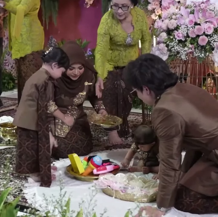 <p>Dalam acara yang sama, Azura turut dibiarkan memilih mainan yang telah disiapkan nih, Bunda. Ia pun memilih tiga mainan berupa uang, mikrofon, stetoskop, kamera, beras, logam mulia, dan Al-Qur'an. (Foto: YouTube AH)</p>