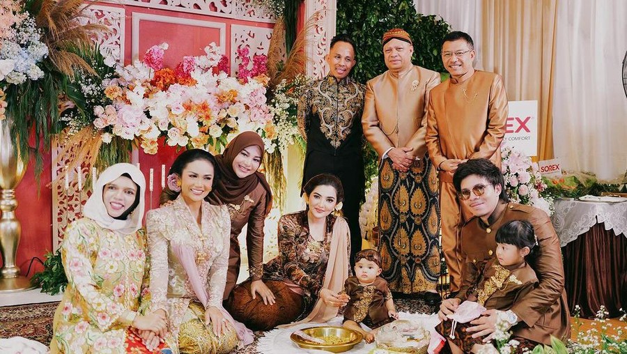 Potret Tedak Siten Azura Putri Aurel dan Atta
