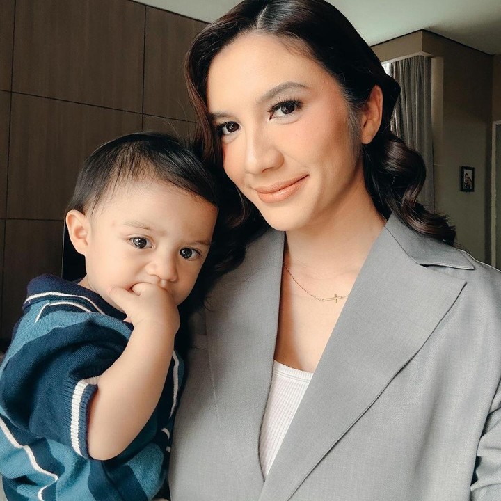 <p>Banyak netizen yang turut gemas dengan kedua putra Acha yang kini dikenalkan dengan kebudayaan Indonesia, Bunda. Tidak sedikit dari mereka yang menyebut Lucas dan Kenan semakin menggemaskan. (Foto: Instagram: @achasinaga)</p>