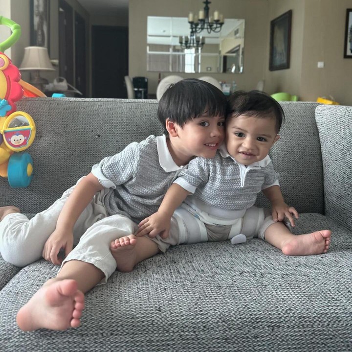 <p>"Luv banget Kak. Luke sama Kenan diajarin tentang Indonesia," tutur seorang netizen dengan emotikon haru. "Ahhh gemas bangettt," tutur netizen lainnya. (Foto: Instagram: @achasinaga)</p>